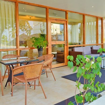 Crystal Beach Inn Malé Esterno foto
