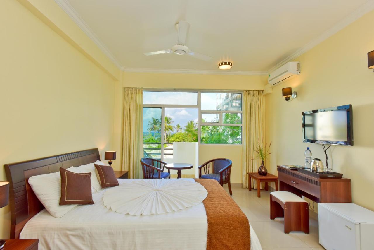 Crystal Beach Inn Malé Esterno foto