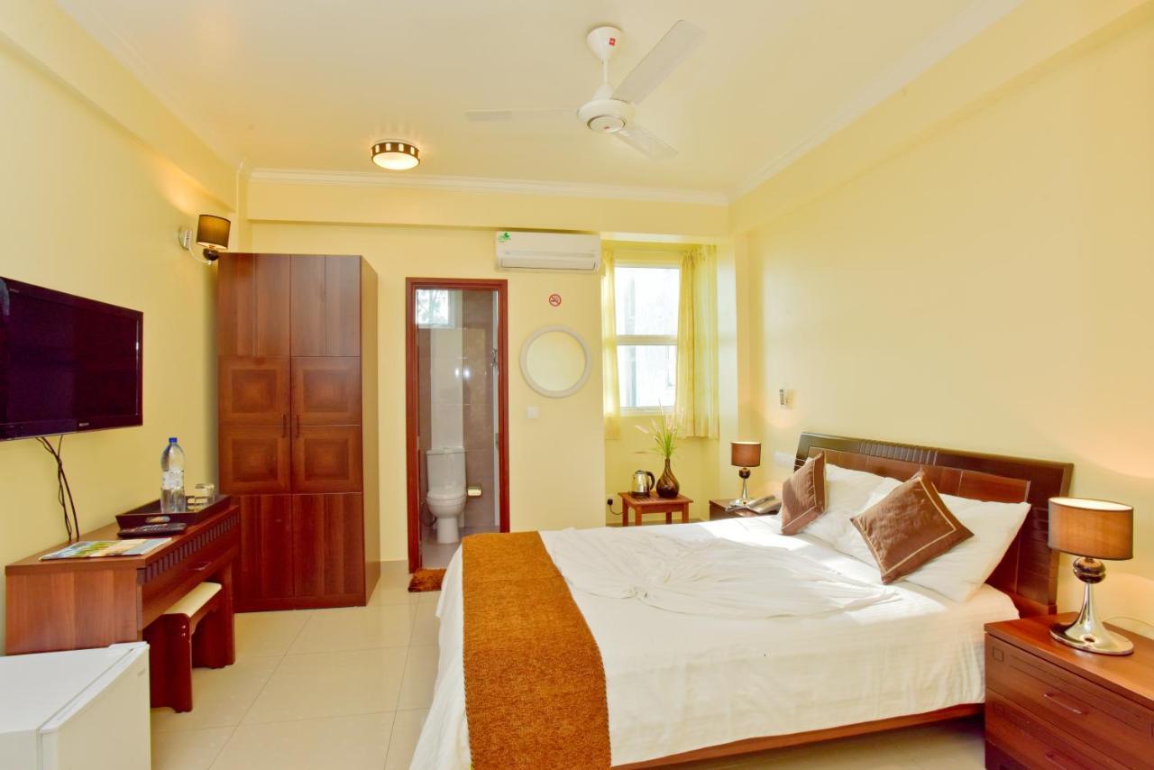 Crystal Beach Inn Malé Esterno foto
