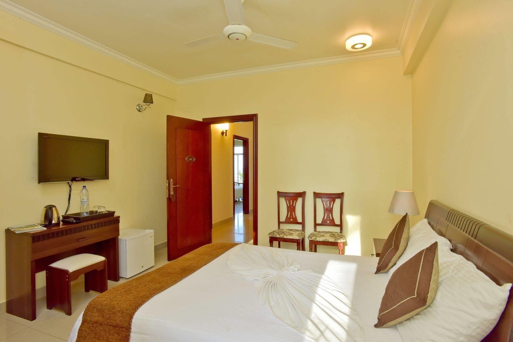 Crystal Beach Inn Malé Esterno foto