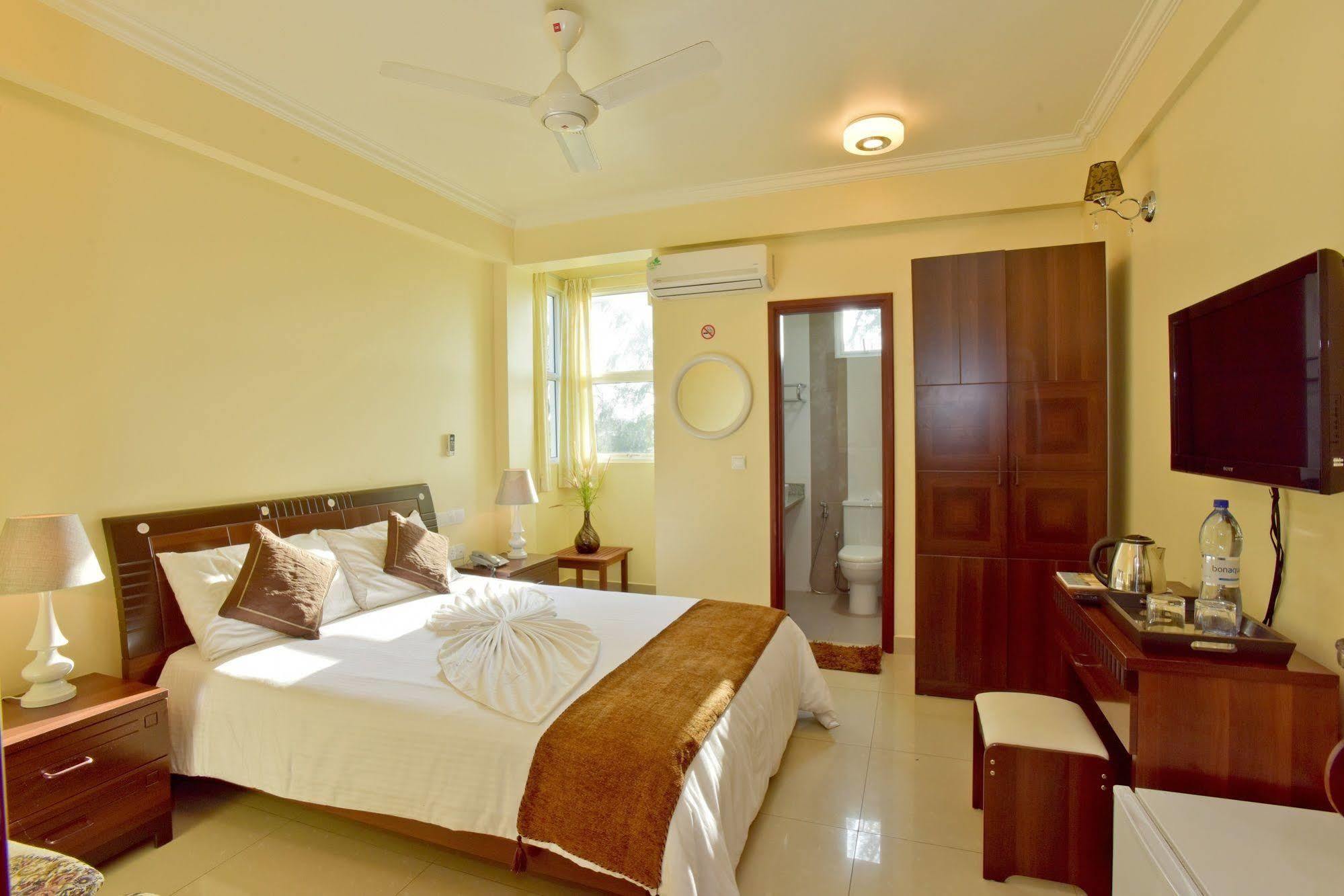 Crystal Beach Inn Malé Esterno foto