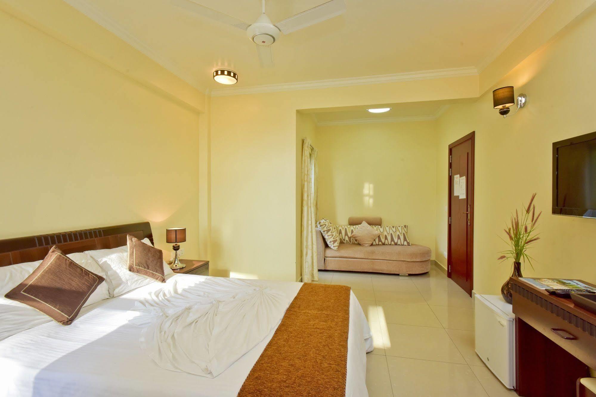 Crystal Beach Inn Malé Esterno foto